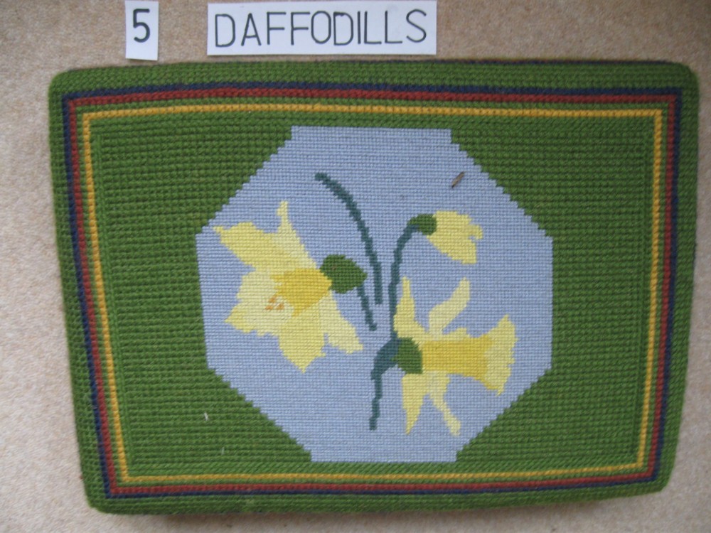 Kneeler 5 Daffodils