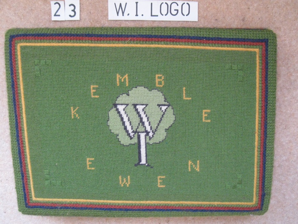 Kneeler 23 W I Logo